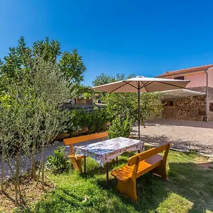 holiday-home-vrh.primorje-gorskikotar.com/