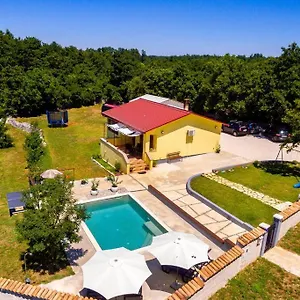 Ferienhaus Sunny Yellow House With A Pool, Štokovci